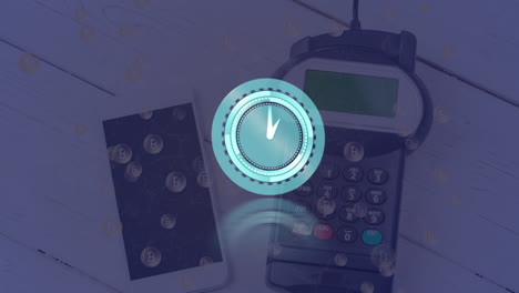 animación de reloj moviéndose rápidamente sobre terminal de pago y teléfono inteligente con signos de bitcoin