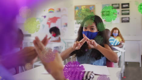 animación de células flotantes de covid-19 y escolares en clase con máscaras faciales