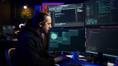 hacker escribiendo rápido en el teclado, corriendo para terminar de desarrollar software espía