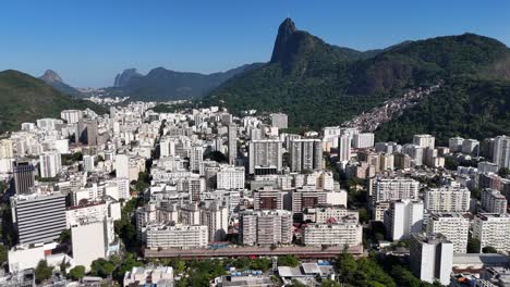 Luftaufnahme-Einer-Drohne-Aus-Rio-De-Janeiro,-Brasilien,-Südamerikanische-Stadt,-Christusstatue-Auf-Dem-Gipfel-Des-Corcovado-Und-Dem-Zuckerhut,-Copacabana