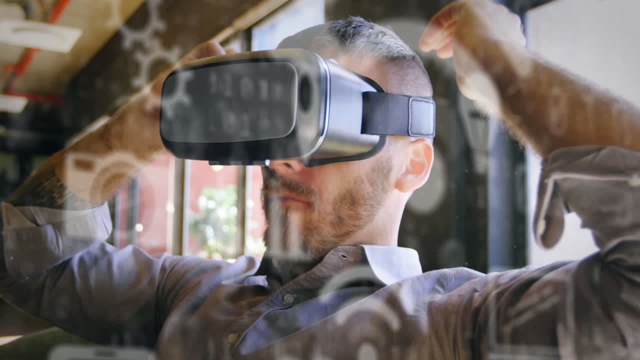 Více digitálních ikon na pozadí bělošského muže s VR headsetem v kanceláři