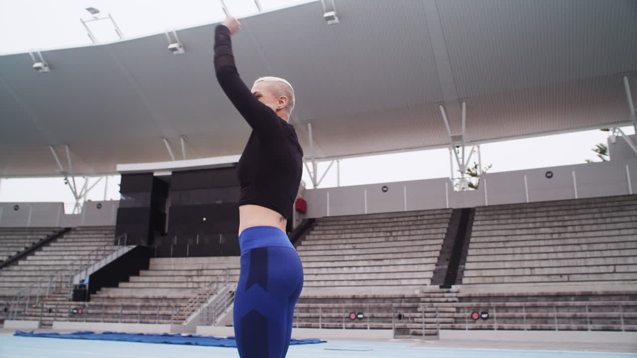 경기장에서 피트니스 성공을 축하하는 여성