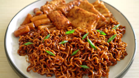 jajangmyeon o jjajangmyeon con odeng y omuk - fideos instantáneos coreanos con pastel de pescado coreano en salsa de frijoles negros - estilo de comida coreana-2