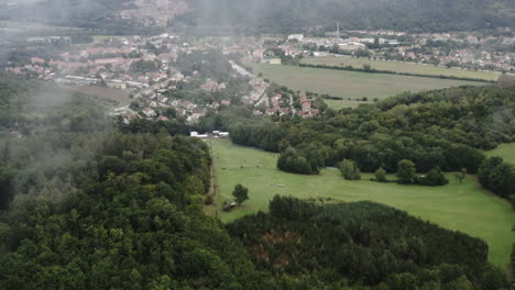 Toma-Aérea-De-La-Montaña-Del-Bosque-Sobre-Una-Pequeña-Ciudad-Rural-En-La-República-Checa