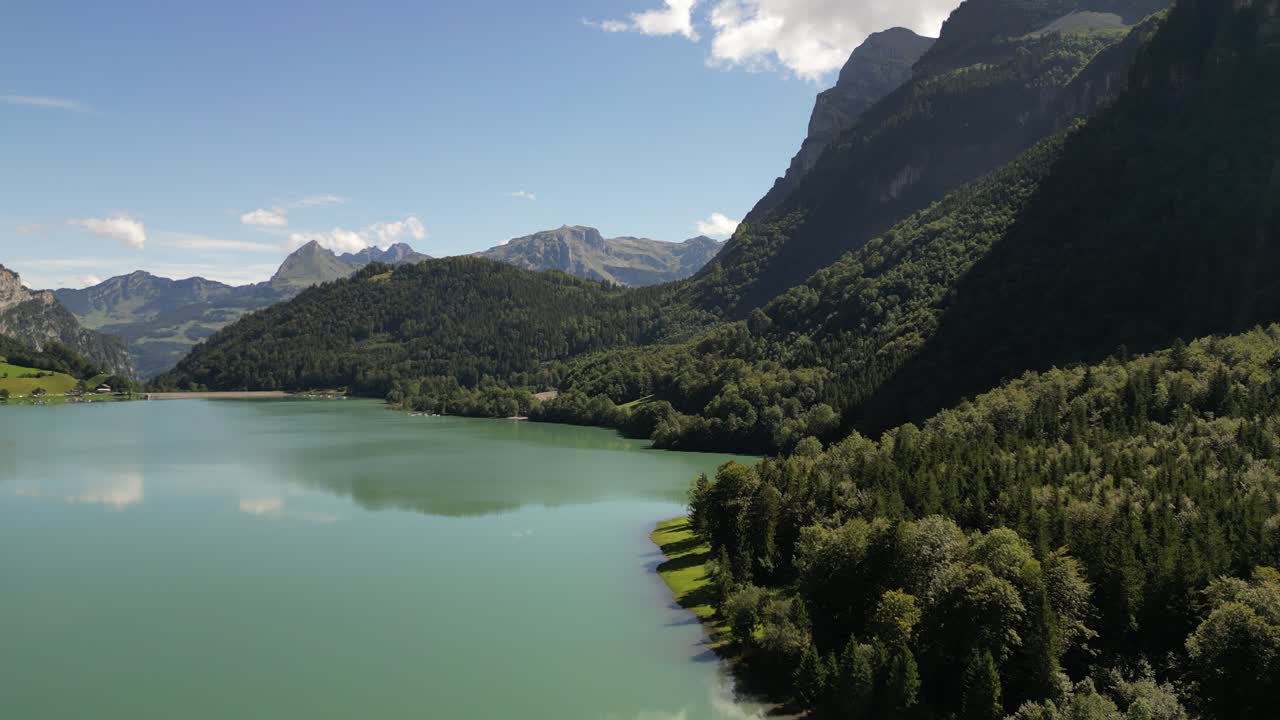 lugar natural perfecto para que los turistas exploren diferentes partes del mundo desconocido como este lago verde y azul cristalino con grandes montañas esparcidas por todo este lugar en el bosque