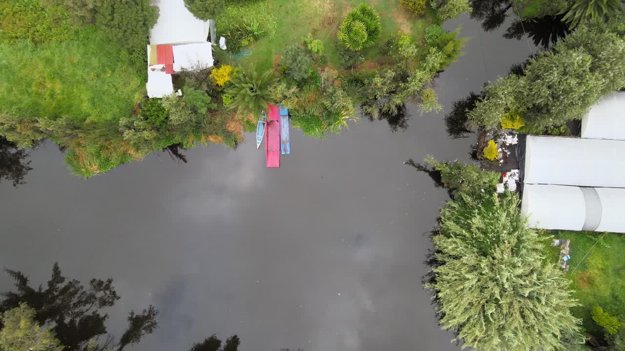 xochimilco의 운하와 trajineras 위를 천천히 지브