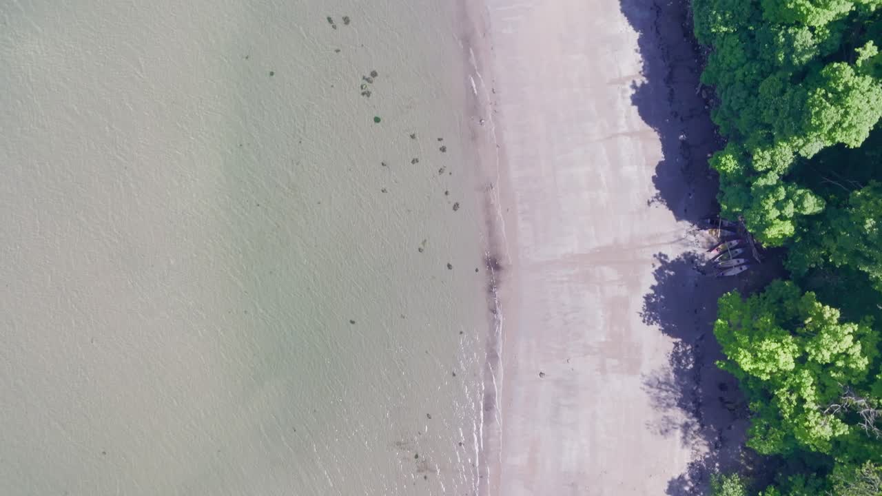 vista aérea de arriba hacia abajo de una hermosa playa de arena en la costa de escocia, reino unido