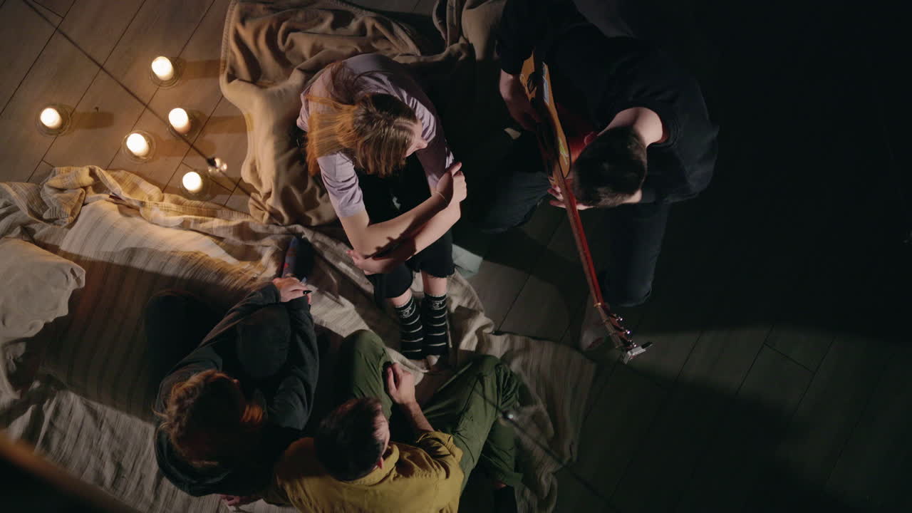 друзья играют музыку вместе по ночам