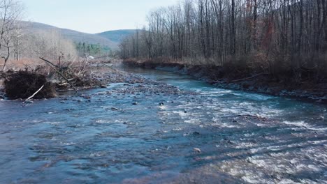 Drone-Aéreo-Esopus-Creek-Catstills-Pesca-Con-Mosca-Norte-Del-Estado-De-Nueva-York