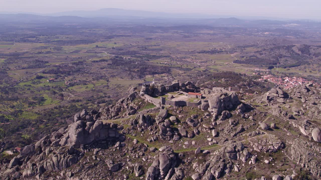 Ánh sáng buổi sáng trên lâu đài Monsanto, Bồ Đào Nha, Castelo Branco