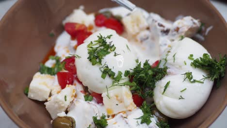 ensalada griega con huevos asados