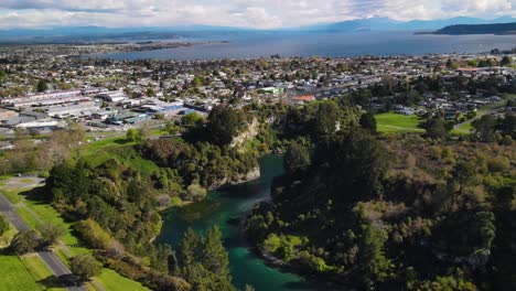 impresionante vista aérea del lago taupo, paisaje urbano de la ciudad taupo en la orilla del lago y el río waikato en nueva zelanda