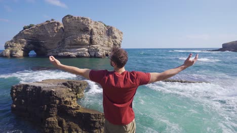 joven libre en la orilla del mar.