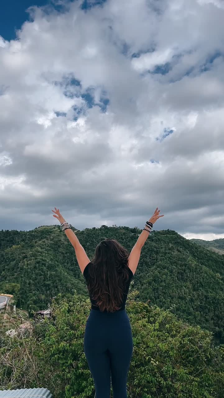 una mujer disfrutando de la vista de la montaña.