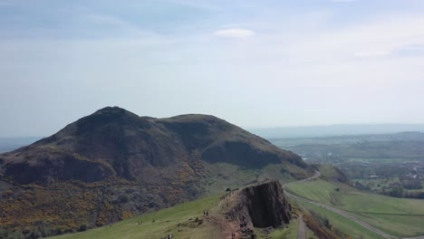 Schwenk-über-Die-Klippen-Mit-Arthur&#39;s-Seat-Und-Den-Süden-Von-Edinburgh-|-Edinburgh,-Schottland-|-Aufnahme-In-4K-Mit-30-Fps