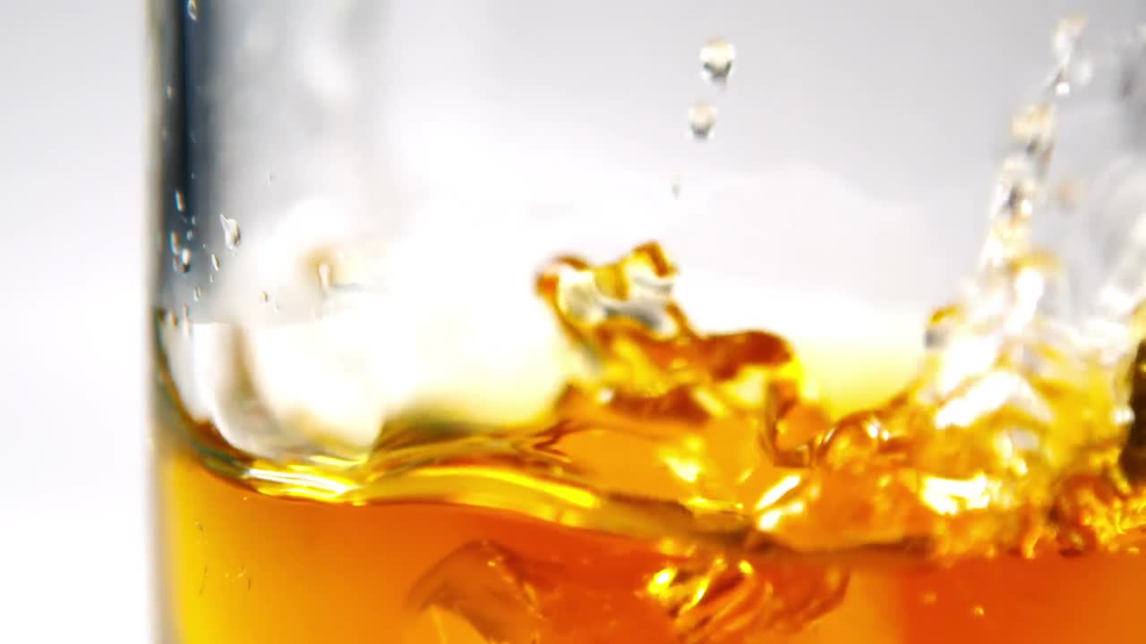 위스키 한 잔 에 얼음 이 떨어지는 것