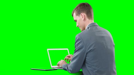 hombre de negocios usando una computadora portátil