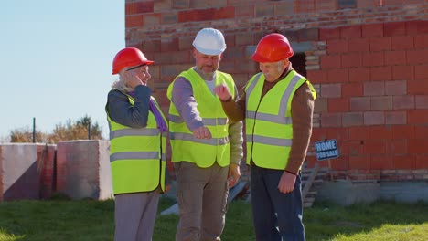 Ein-Vielfältiges-Team-Von-Spezialisten-Feiert-Den-Erfolg,-Siegt,-Tanzt-Und-Macht-Eine-Siegergeste-In-Der-Nähe-Des-Hauses