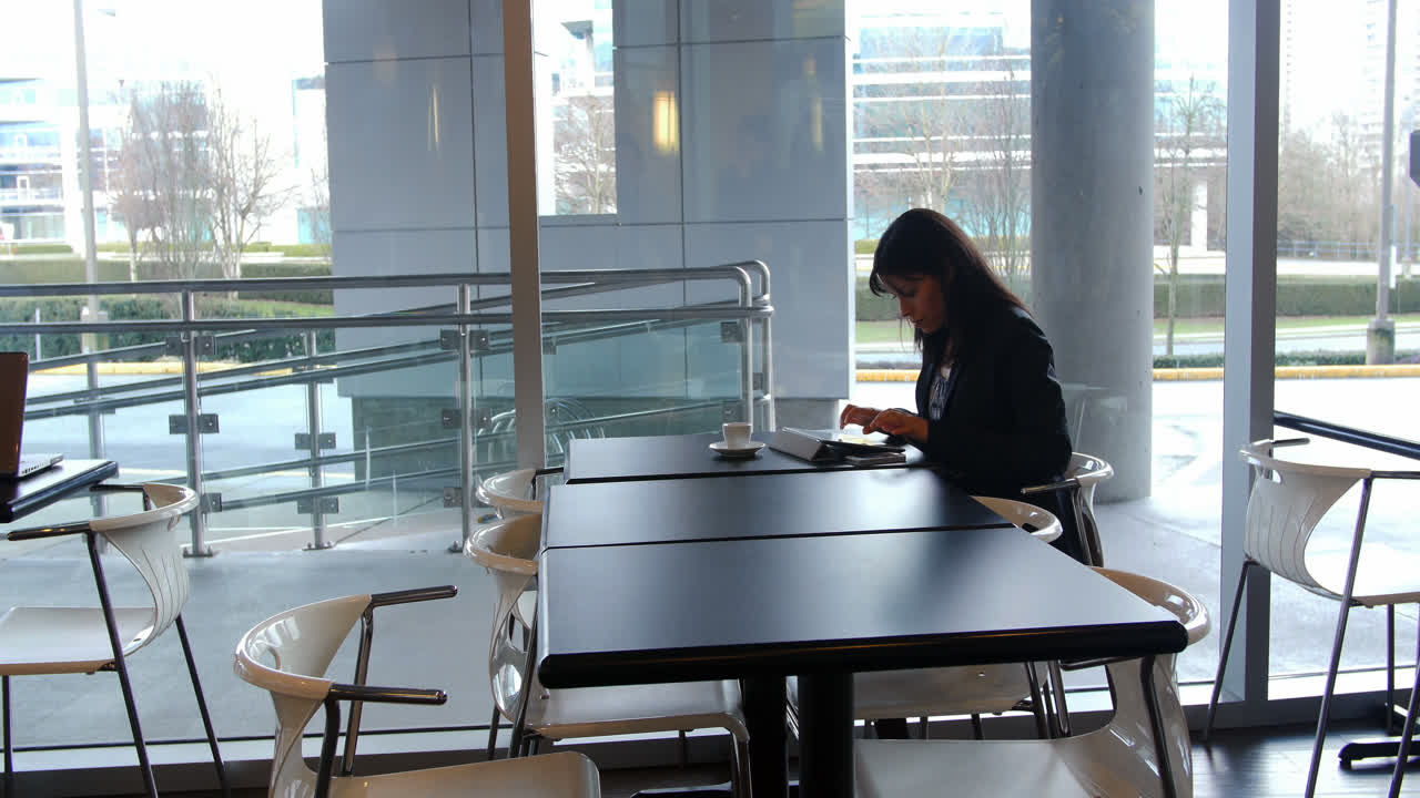 디지털 태블릿을 사용하는 여성 임원