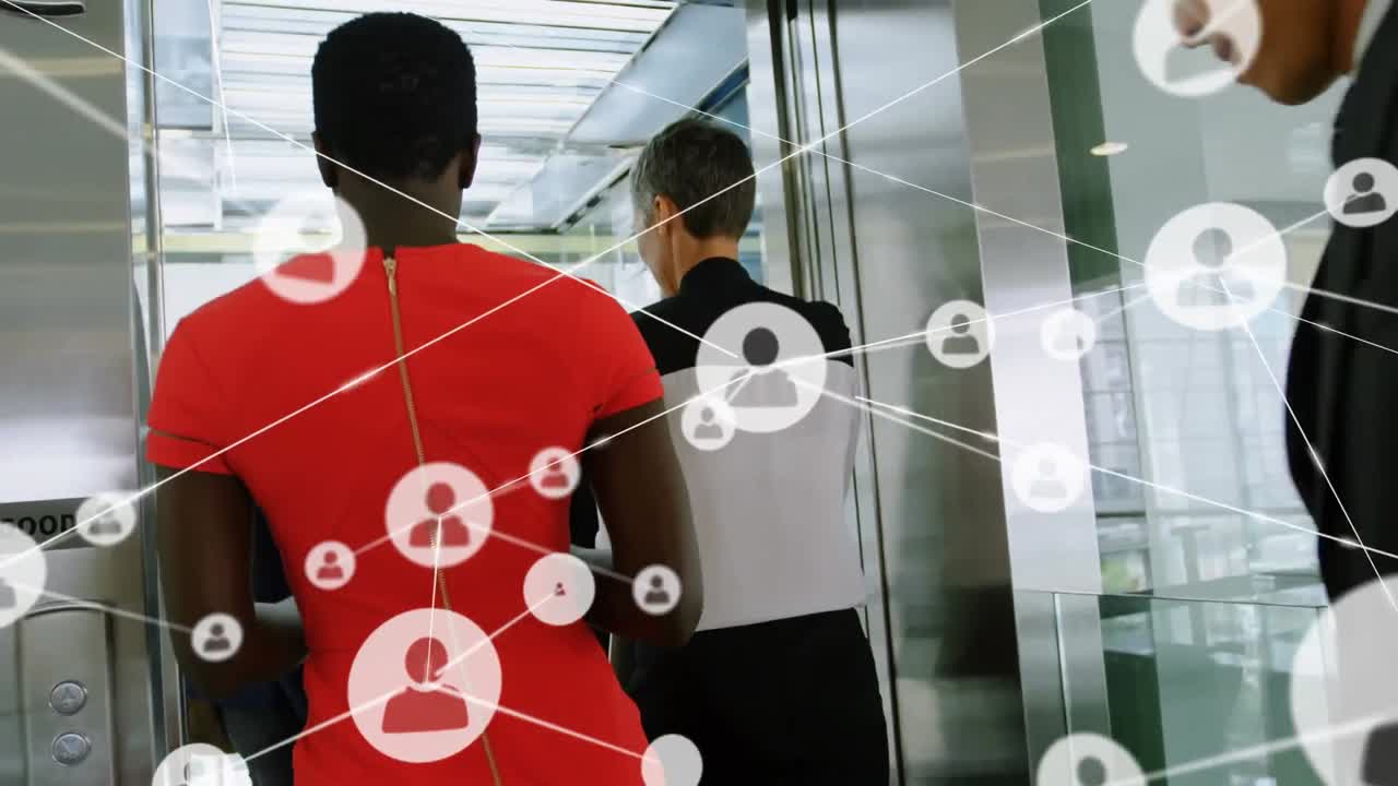 red de iconos de perfil contra la vista trasera de diversos empresarios que entran en el ascensor en la oficina