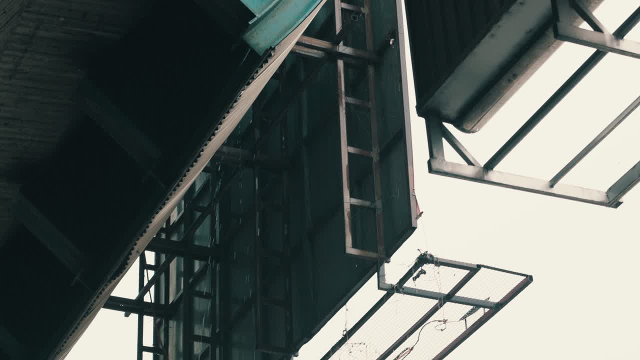 Oscura estructura distópica sin vida en una ciudad futurista y mugrienta.