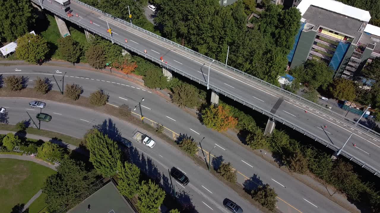 덥고 흐릿한 여름 오후에 그랜빌 섬 교량 공원 주거 지역 사회에 대한 공중 보류 슈퍼 슬로우 트위스트 covid-19 전염병 잠금 거짓 크릭 도로 3-4