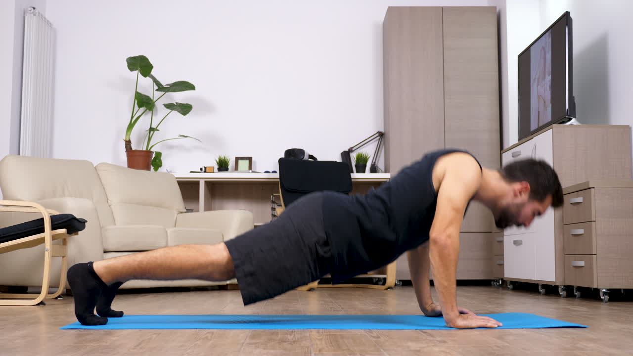 hombre haciendo flexiones en casa