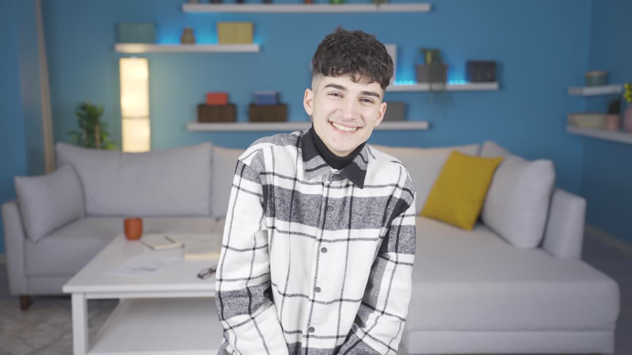 부끄럽고 무고한 젊은이가 카메라를 쳐다보고 있습니다.