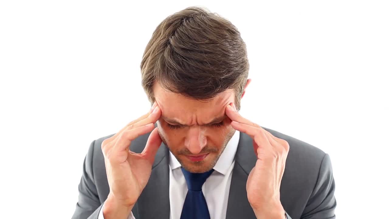 el hombre de negocios tiene dolor de cabeza.