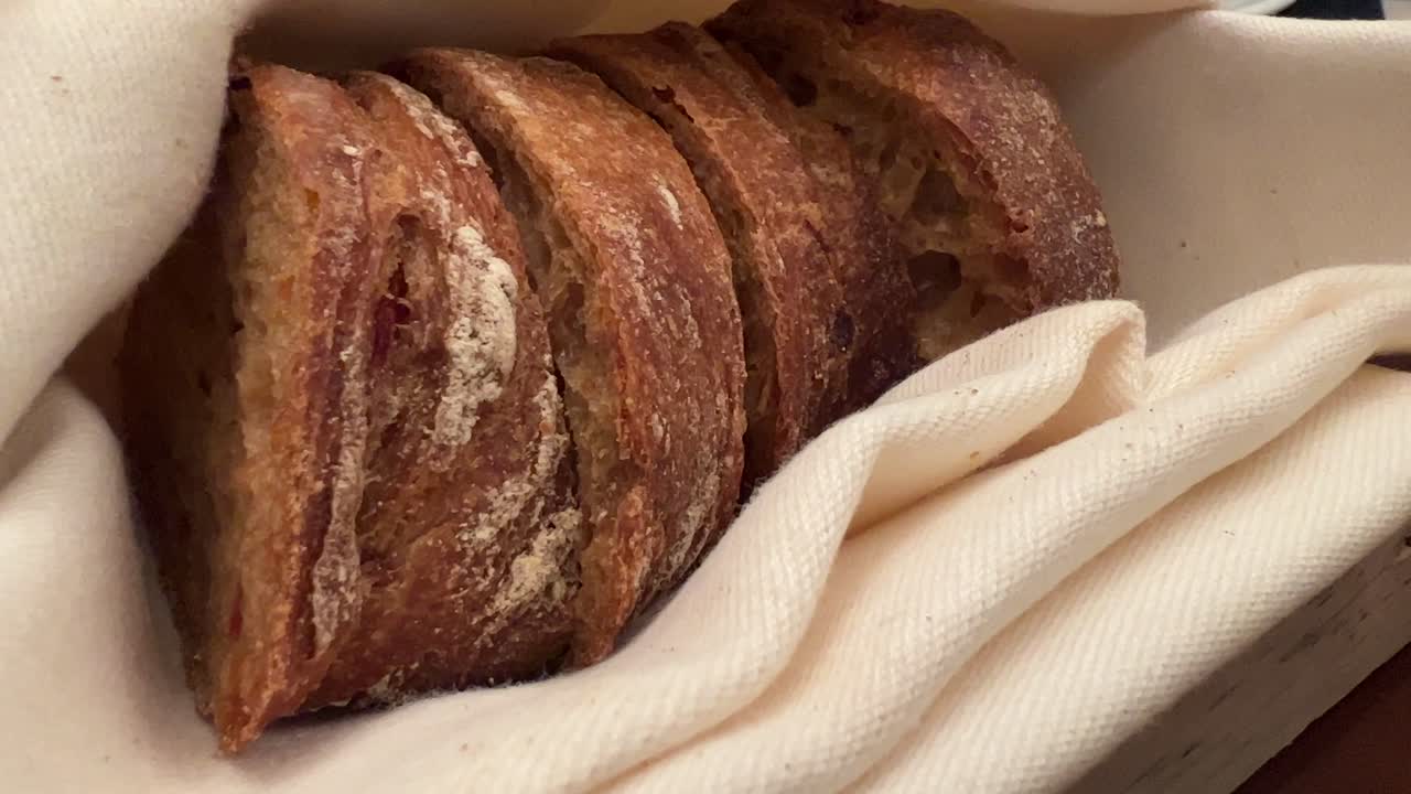 갈색 빵은 리넨 수건에 닫혀