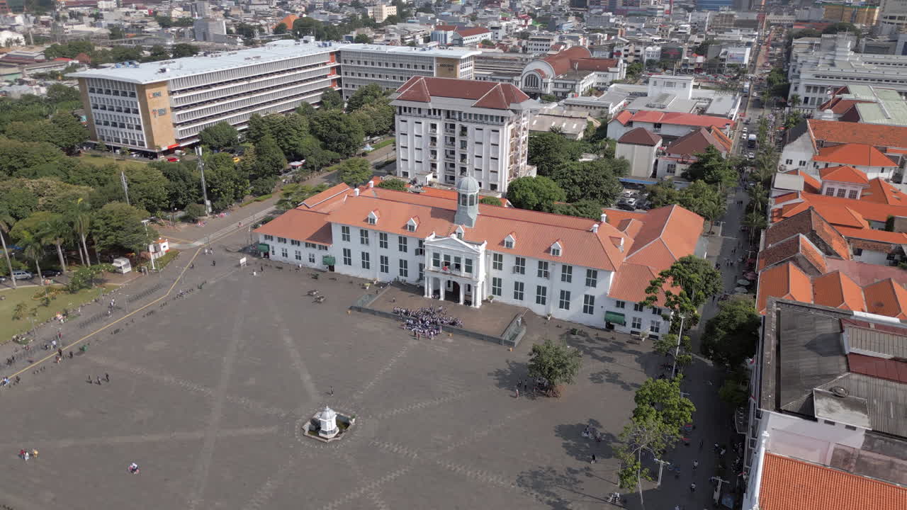 un avión no tripulado está dando vueltas alrededor de la plaza taman fatahillah kota tua 4k