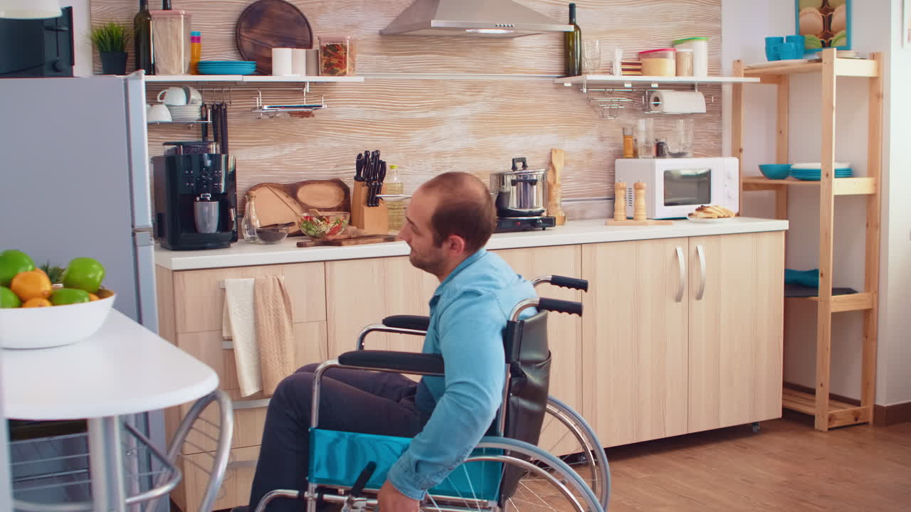 hombre discapacitado en silla de ruedas