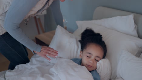 Noche,-Luz-Y-Niña-Durmiendo-En-La-Cama-Con-Cuidado