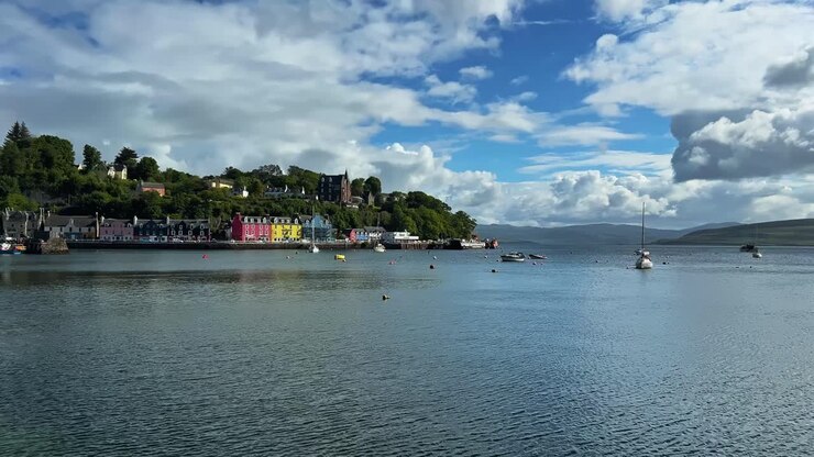 Città costiera di Oban, porta delle Isole in Scozia. Ripresa panoramica.