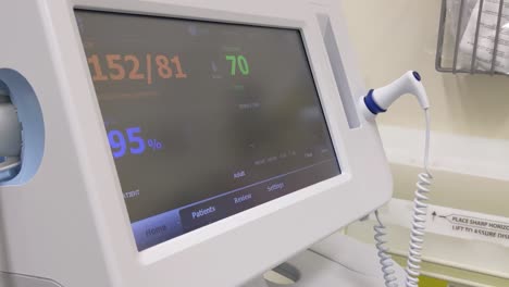 panorámica lenta a través de un monitor de paciente en un hospital que muestra lecturas de pacientes