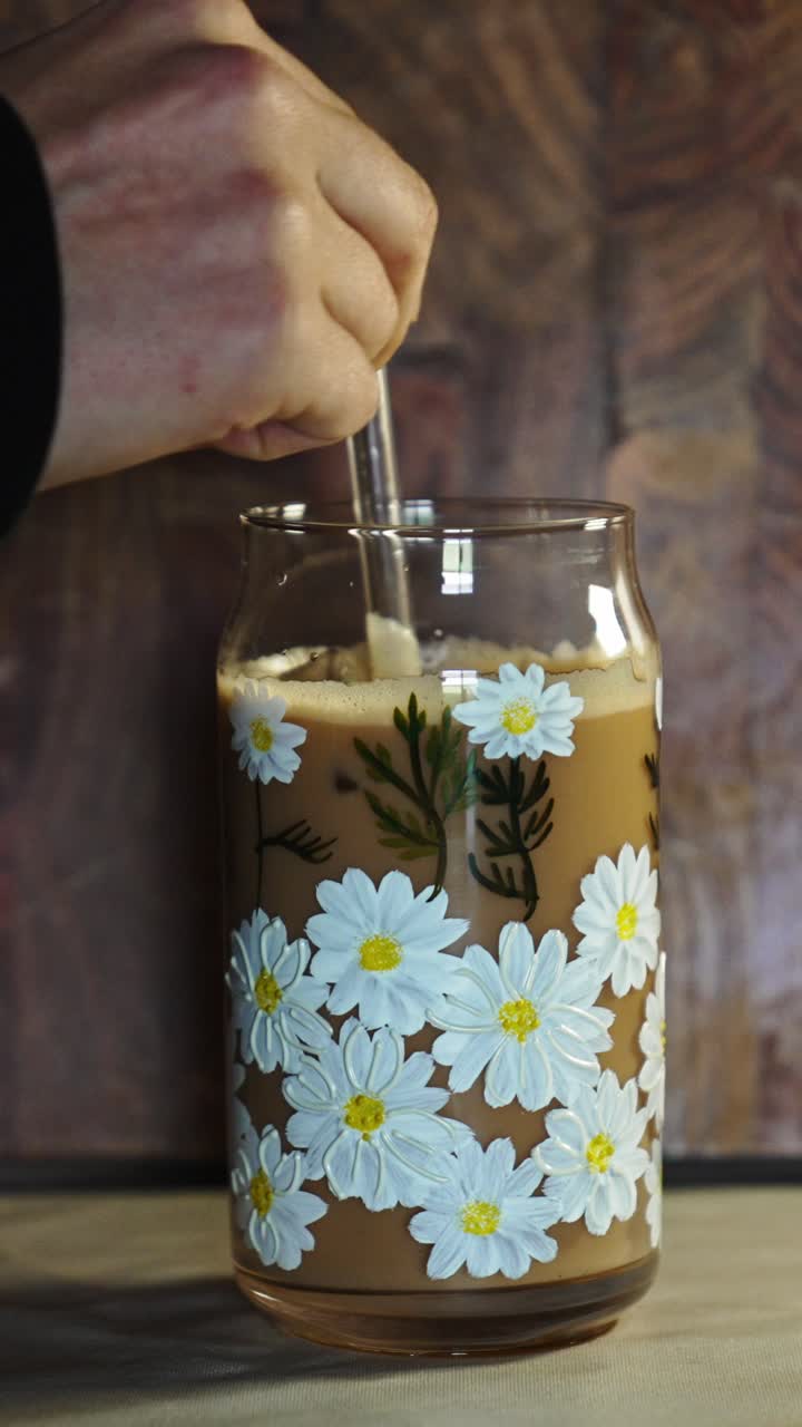 Caffè freddo rinfrescante catturato con messa a fuoco selettiva e stile moderno da cucina. Composizione visiva pulita, ideale per bevande mattutine o contenuti per bevande casual