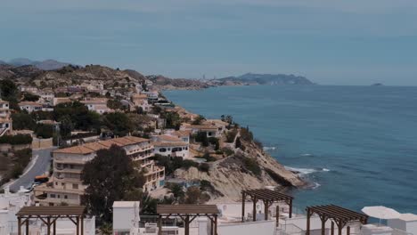 Toma-Panorámica-Desde-Una-Bonita-Ciudad-Española-En-La-Costa-Blanca-Hasta-El-Mar-Mediterráneo.