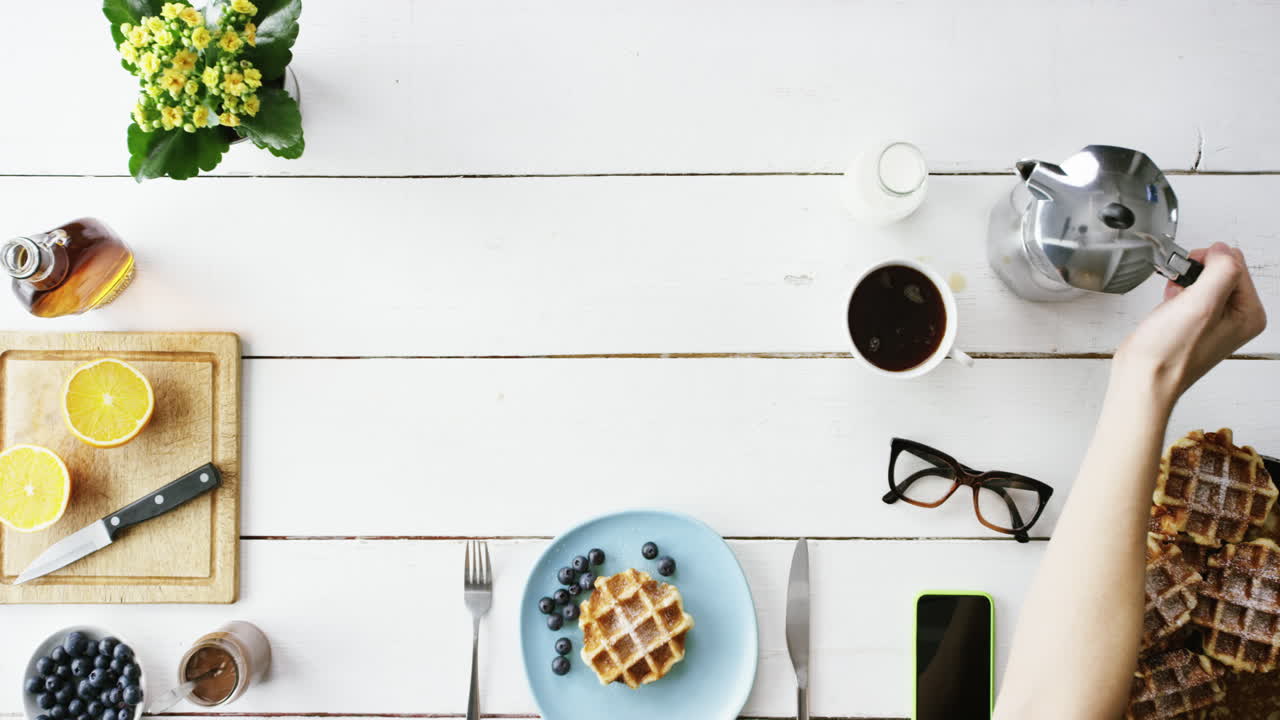 위쪽에서 아침 식사를 하는 남자 벨기에 와플과 커피 손 - 빨간 서사시 드래곤