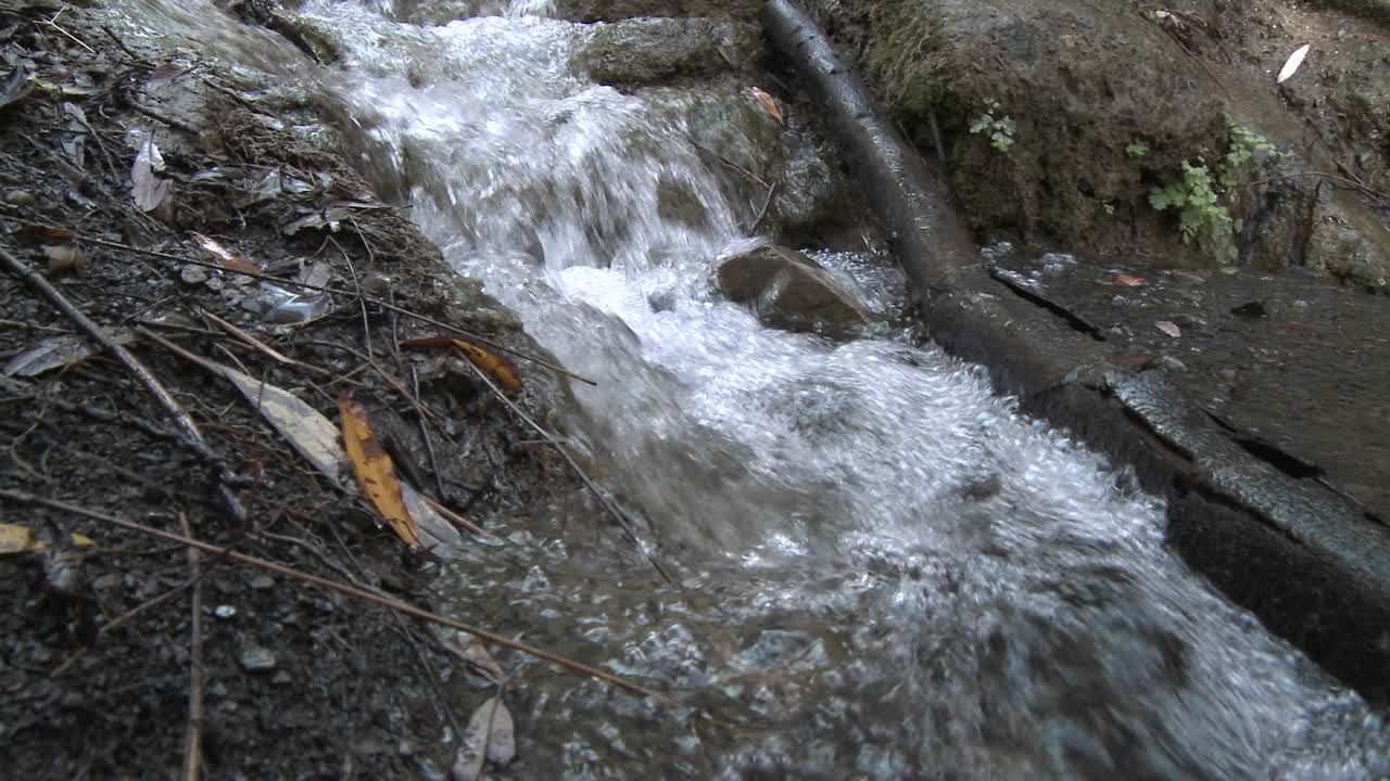 Primo piano da un punto di vista ravvicinato su una piccola cascata nella Foresta Nazionale Los Padres sopra Ojai, California