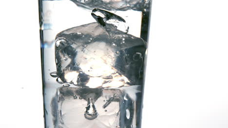 Eiswürfel-Fallen-In-Ein-Glas-Wasser