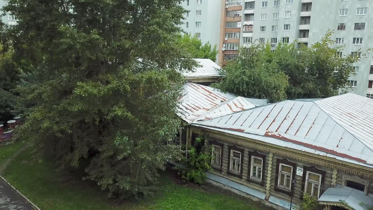 vieja casa de madera en un parque de la ciudad