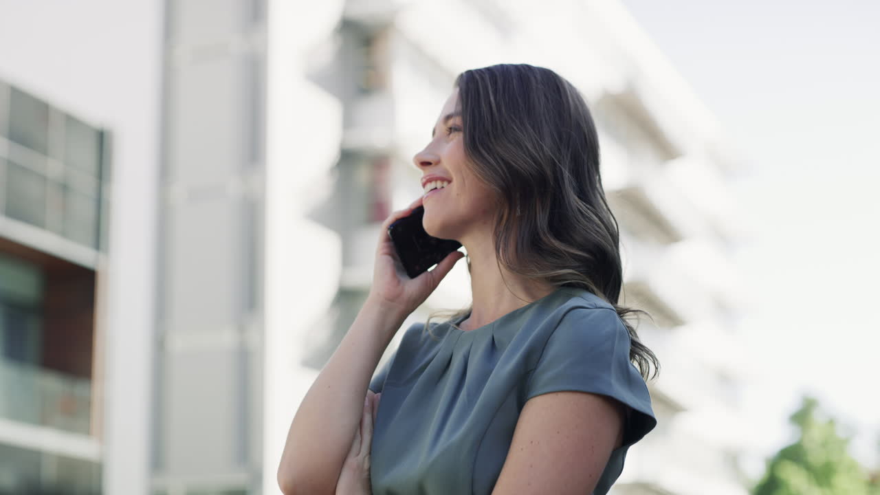 전화 통화 중인 여자
