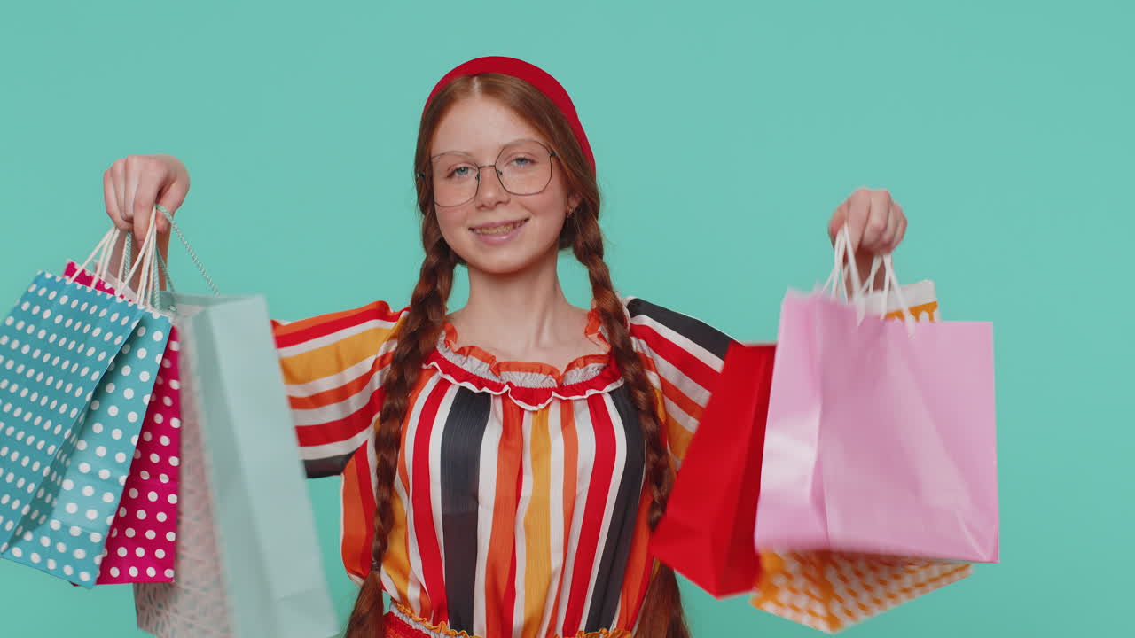 핑거 소녀는 쇼핑 가방을 보여주고, 할인 광고를 하고, 웃으며 낮은 가격에 놀랐습니다.