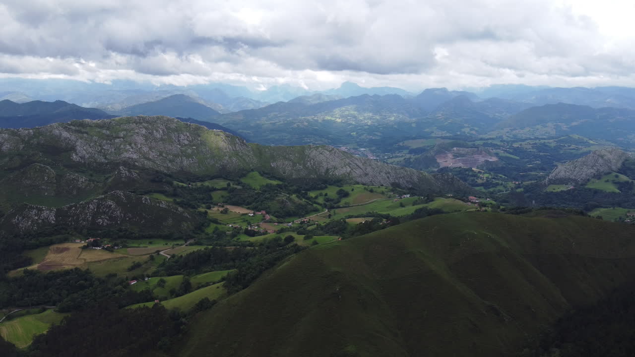 Paesaggio di una quiete mozzafiato nel nord-ovest delle Asturie, Spagna - Ripresa aerea.