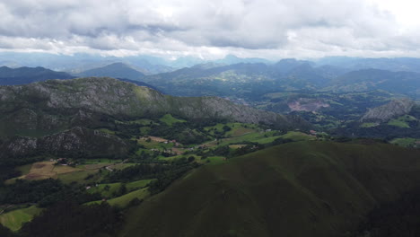 Paisaje-Tranquilo-Sin-Aliento-Noroeste-De-Asturias-España-Antena