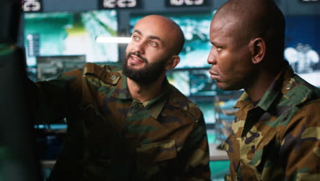 profesionales militares que trabajan en equipo utilizando equipos de radar