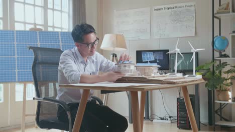arquitecto que trabaja en el diseño de casas sostenibles