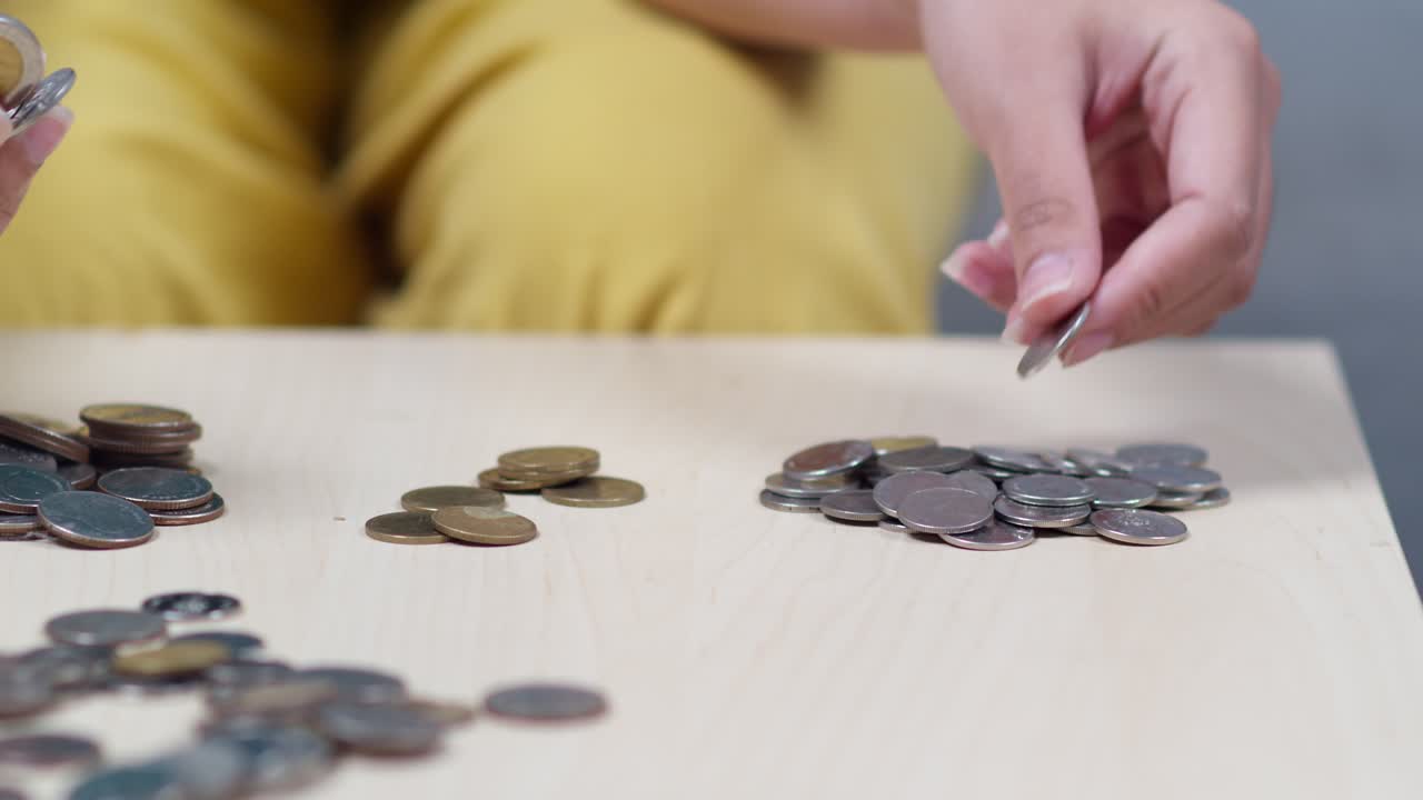 Una scena serena mostra un attento conteggio di monete, evidenziando l'organizzazione finanziaria domestica.