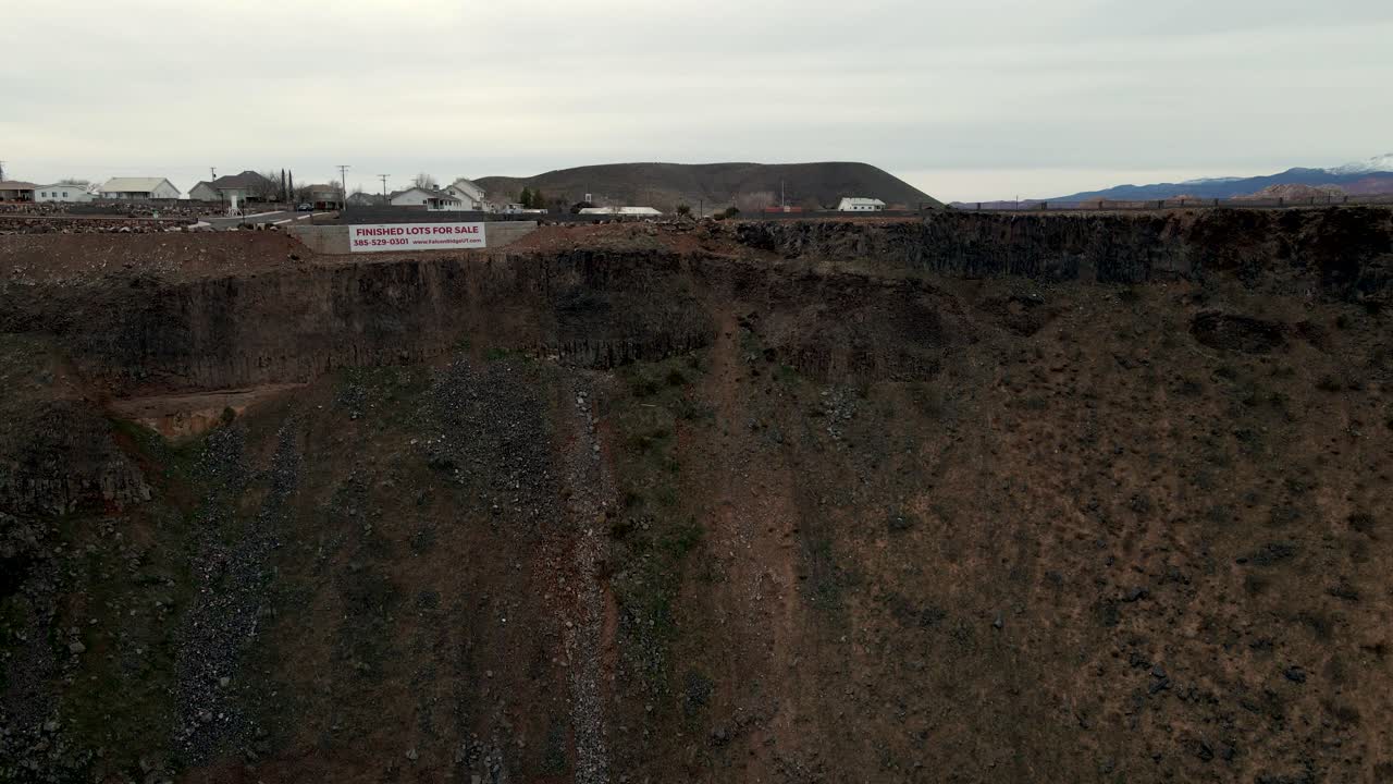 acantilados escarpados luego vista aérea ascendente para revelar la ciudad de la verkin, utah