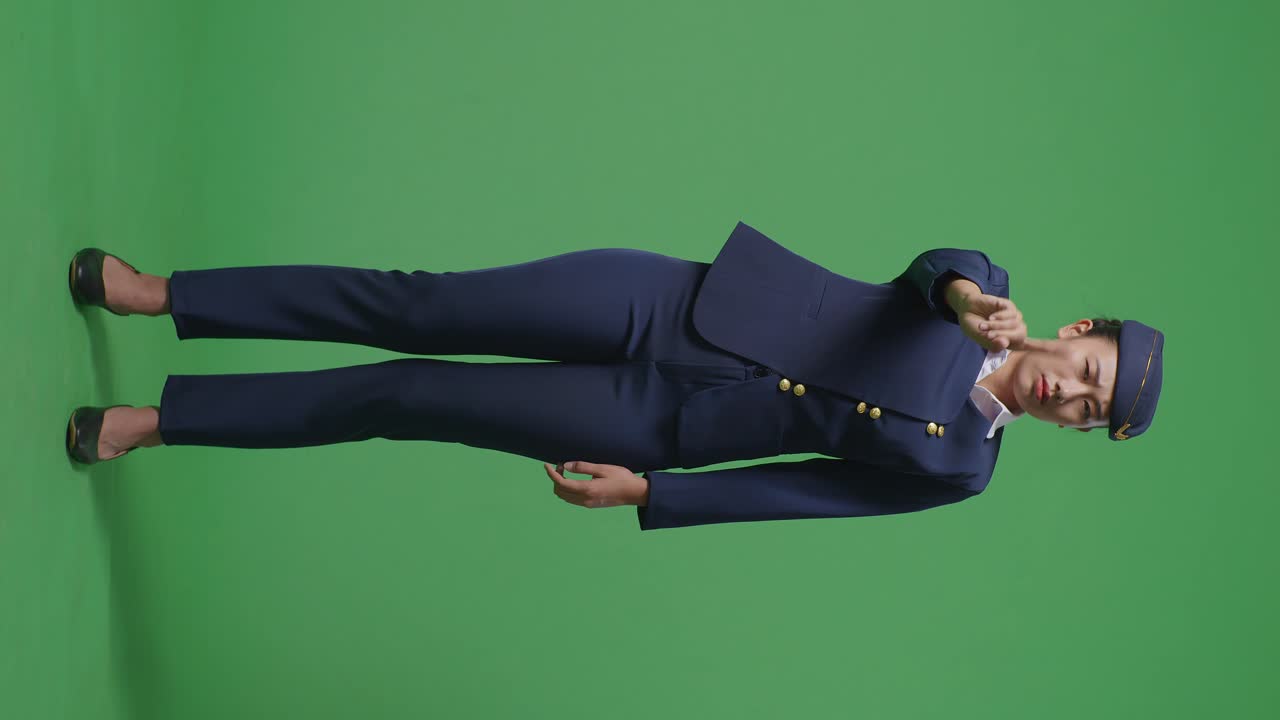 아시아 여성 에어 호스테이스의 몸이 가득 차 있습니다. 녹색 화면 배경 스튜디오에서 지표 손가락 표시 없이 당신을 가리키고 불쾌감을 표합니다.